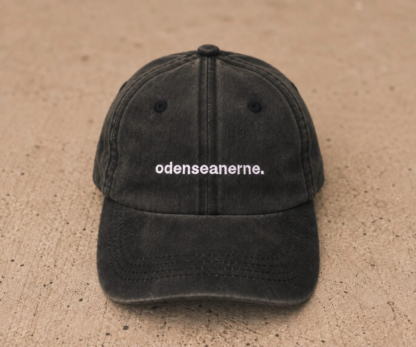 Sort kasket til voksne med hvidt broderet odenseanerne.-logo