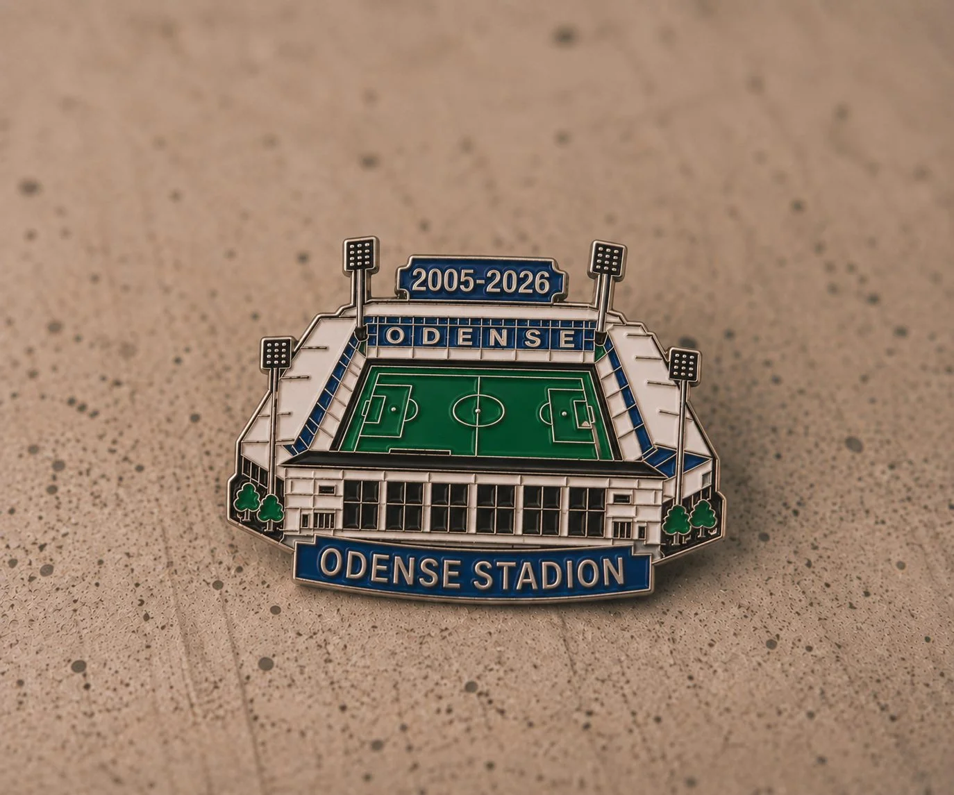 Memorial Pin: emaljepin med Odense Stadion og årstallene 2005–2026